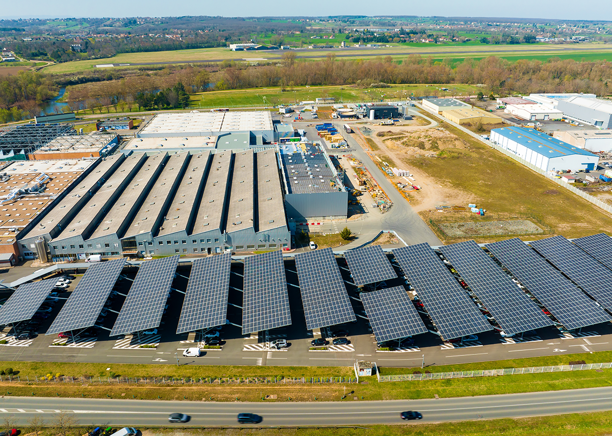 Firmenparkplätze zu Solarcarports funktional erweitert